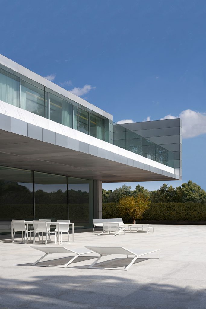 Casa-de-aluminio-Fran-Silvestre-Arquitectos-01